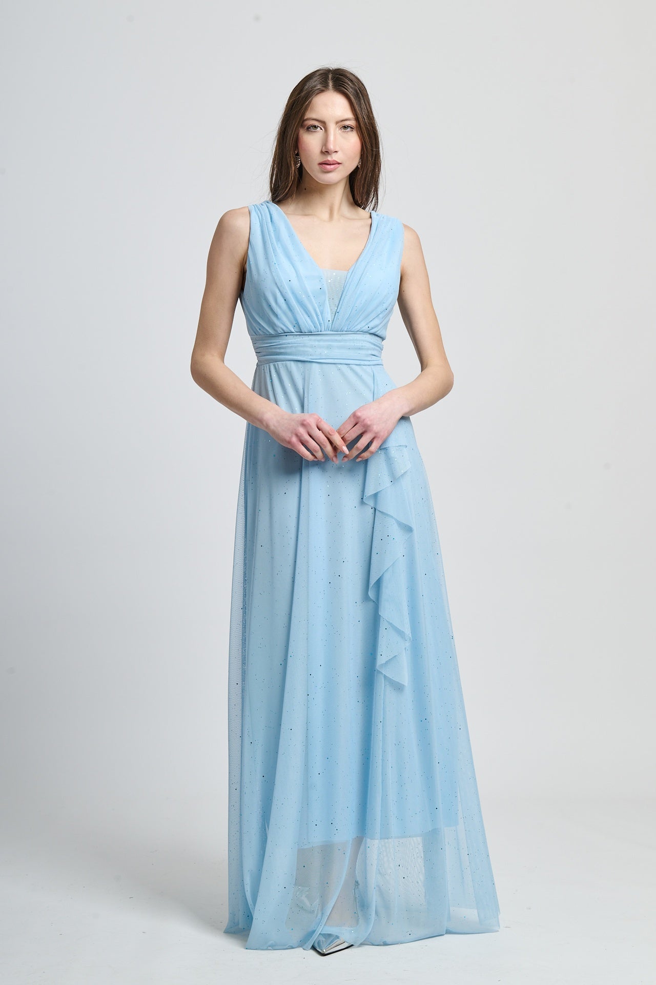 Abito da cerimonia azzurro, stile elegante e fluido